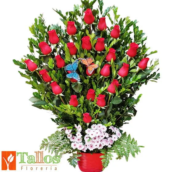Arreglo floral con rosas rojas y pareja de mariposas en base de cerámica roja ideal para regalo de amor romántico con entrega a domicilio en Lima